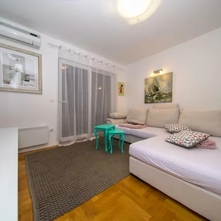 Central Lux Downtown Apartment *